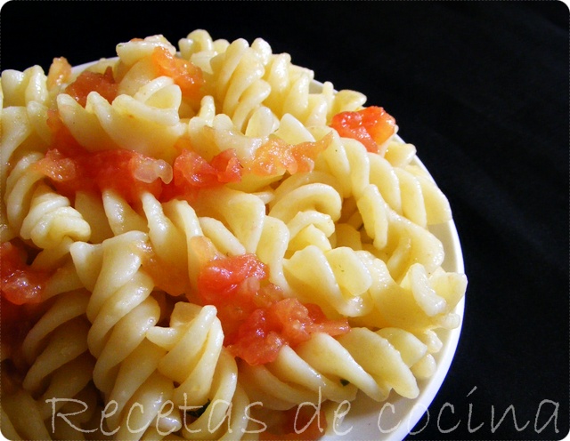Insalata di pasta al pomodoro fresco e basilico (ensalada de pasta con tomate fresco y albahaca) Insalata di pasta al pomodoro fresco e basilico (ensalada de pasta con tomate fresco y albahaca)