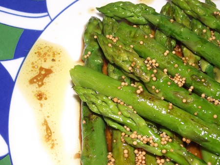 Espárragos con Vinagreta de Mostaza en Grano Espárragos con Vinagreta de Mostaza en Grano