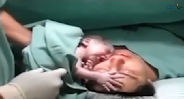 tierno-video-recien-nacido-no-quiere-separarse-de-su-mama