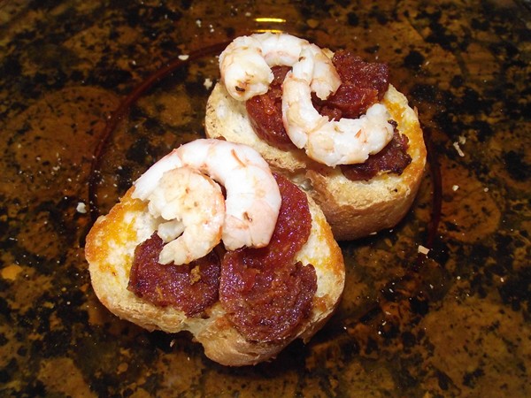 Montadito Tostado de Chorizo y Gambas