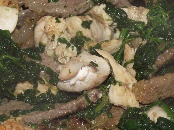 Espinacas con Ternera, Pollo y Setas Espinacas con Ternera, Pollo y Setas