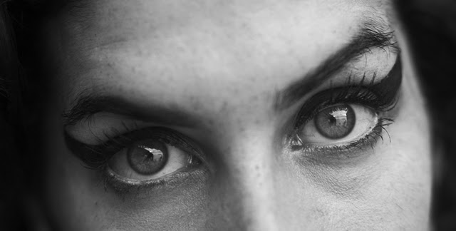 Tendencias maquillaje 2011 con los ojos en negro, las uñas en negro y los labios también negros Tendencias maquillaje 2011 con los ojos en negro, las uñas en negro y los labios también negros