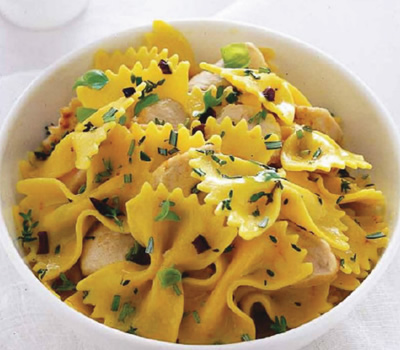 Farfalle de azafrán con pollo y aceitunas