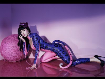 Katy Perry lanza su primer perfume con un estilo felino Katy Perry lanza su primer perfume con un estilo felino