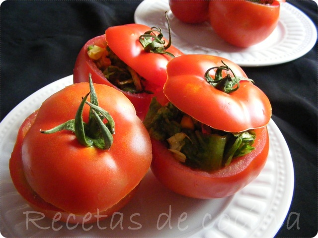 Tomates rellenos de ensalada Tomates rellenos de ensalada