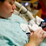 bebe-prematuro-de-19-semanas-que-consiguio-vivir-unos-minutos-conmueve-a-millones-de-personas-Walter-Joshua-Fretz-con-la-madre