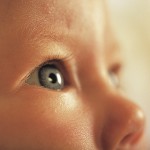 Cuidados para los ojos del bebé en verano