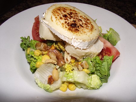 DSCF0415 450x600 Ensalada con vinagreta de frutos secos y rulo de cabra