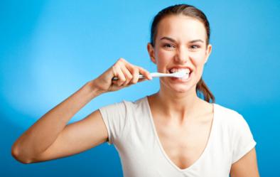 Los malos hábitos que dañan tus dientes