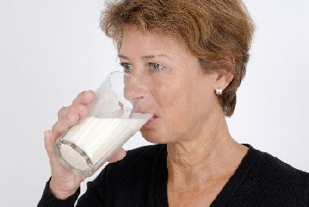 woman-drink-milk4501