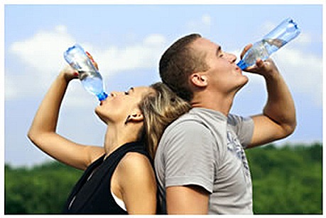 athletic-woman-and-man-drinking-bottled-water