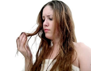 Cabello descuidado y con horquillas