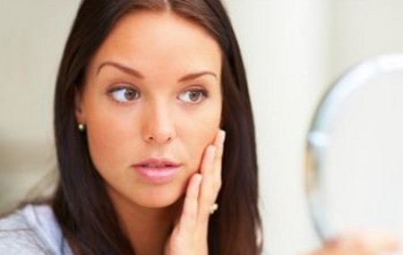 La crema de belleza de los granos de los tiempos extendidos