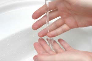 Lavar las manos y secarlas con cuidado
