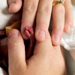 bebe-prematuro-de-19-semanas-que-consiguio-vivir-unos-minutos-conmueve-a-millones-de-personas-Walter-Joshua-Fretz-mano