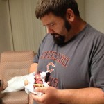 bebe-prematuro-de-19-semanas-que-consiguio-vivir-unos-minutos-conmueve-a-millones-de-personas-Walter-Joshua-Fretz-con-el-padre