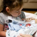 bebe-prematuro-de-19-semanas-que-consiguio-vivir-unos-minutos-conmueve-a-millones-de-personas-Walter-Joshua-Fretz-con-su-hermana