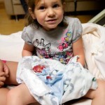 bebe-prematuro-de-19-semanas-que-consiguio-vivir-unos-minutos-conmueve-a-millones-de-personas-Walter-Joshua-Fretz-con-una-de-sus-hermanas