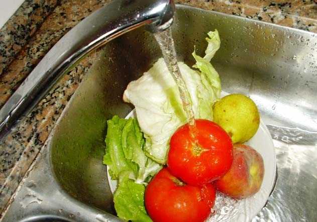 lavando frutas verduras