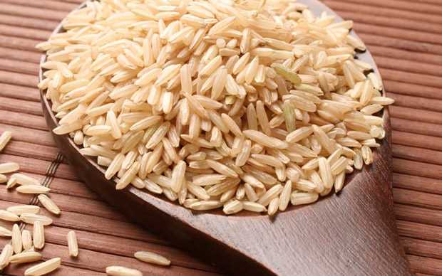 Beneficios del arroz integral para reducir grasas abdominales