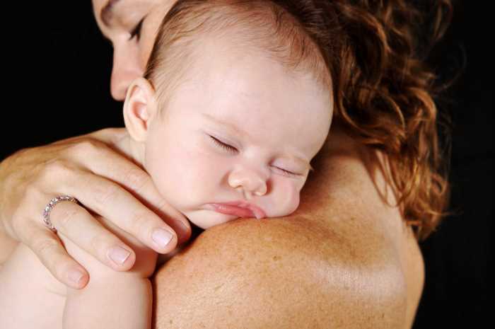 El efecto de los brazos maternos sobre el bebe