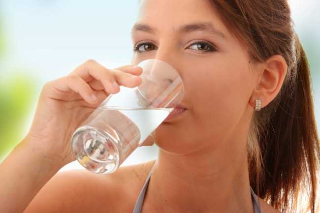 beneficios de beber agua caliente