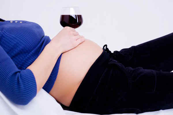 Que produce el alcohol en el embarazo
