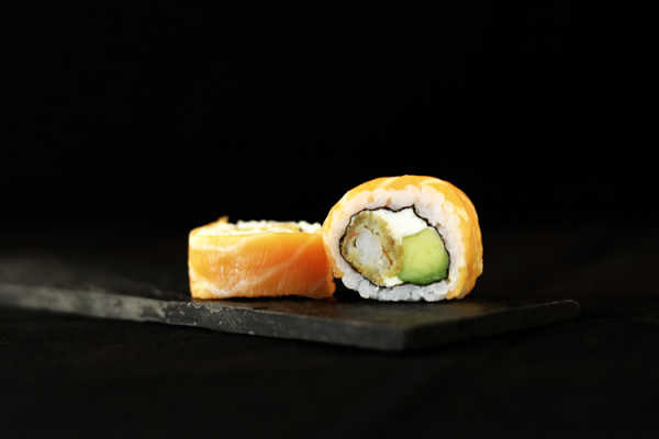 como hacer sushi de salmon