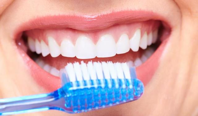 Forma correcta de cepillarse los dientes y su importancia