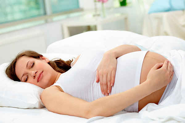 Cómo dormir estando embarazada para prevenir problemas