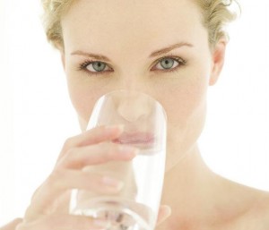 10 razones increíbles para beber 2 litros de agua diariamente