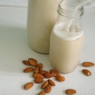 Alimentos bajos en calorías para el desayuno_leche de almendras.jpg