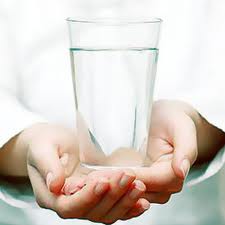 Conozca los beneficios del consumo de agua para controlar hipertensión y absorción de nutrientes