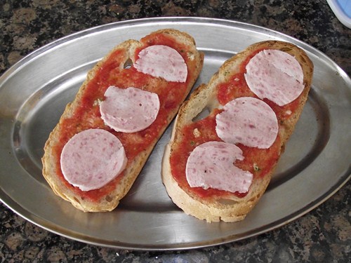 preparación_receta DSCF5564 AB Torradas rústicas de embutido de pavo, queso y dátiles