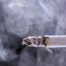 Malos hábitos que causan dolor de espalda fumar.jpg