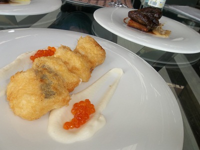 Merluza a la romana con pure de coliflor