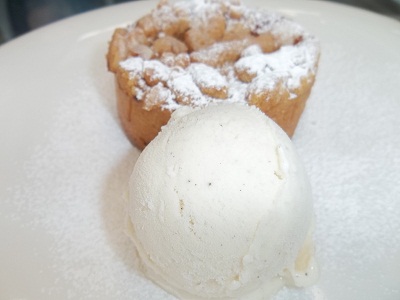Tarta de manzana con helado