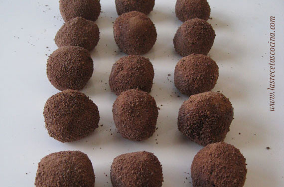 Trufas de chocolate rebozadas Trufas de chocolate en tres pasos