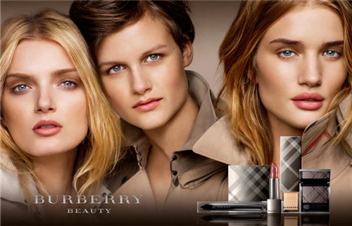 Imagen de las tres modelos de la campaña de maquillaje Burberry