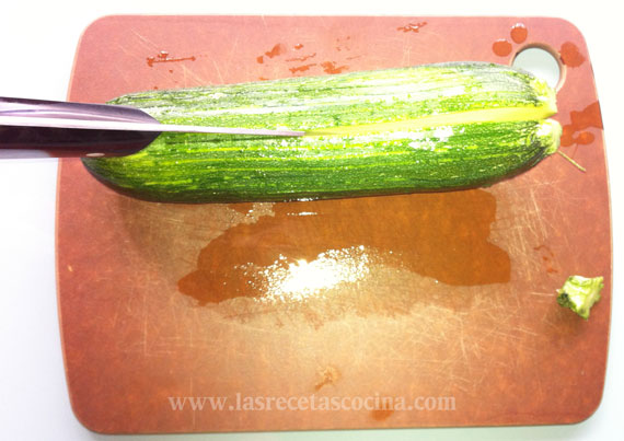 calabacin cortado a la mitad Calabacines rellenos de gambas