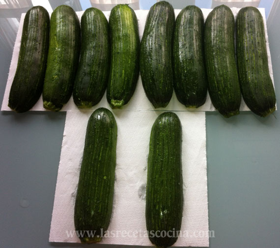 calabacines secandose boca abajo sobre papel Calabacines rellenos de gambas