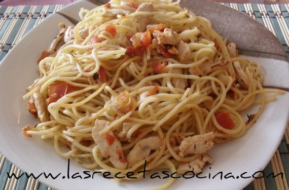 espaguetis con pollo y tomate Espaguetis con pollo y tomate natural, receta saludable