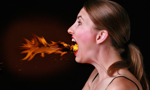 Imagen mujer saliendo fuego de su boca