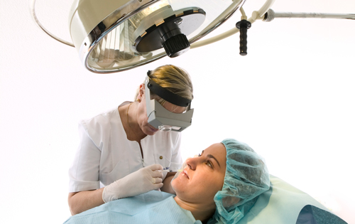 La doctora inyectando el relleno