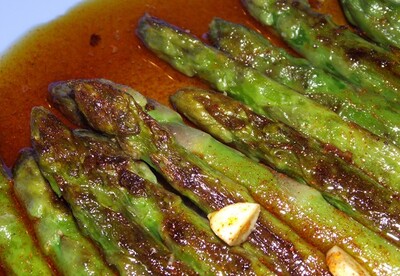 Espárragos Verdes con Salsa Roja de Ajo Espárragos Verdes con Salsa Roja de Ajo