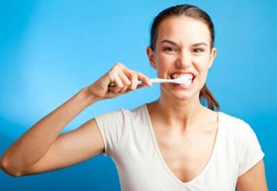 Los malos hábitos que dañan tus dientes Los malos hábitos que dañan tus dientes