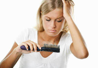 Caída del cabello en mujeres causas y tratamientos naturales Caída del cabello en mujeres causas y tratamientos naturales