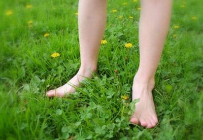 Caminar descalzos y sus beneficios Caminar descalzos y sus beneficios