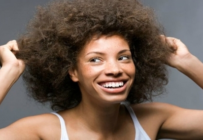 Cómo eliminar la estática o frizz del cabello Cómo eliminar la estática o frizz del cabello