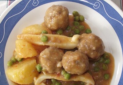 Albondigas con Sepia y Guisantes Albondigas con Sepia y Guisantes
